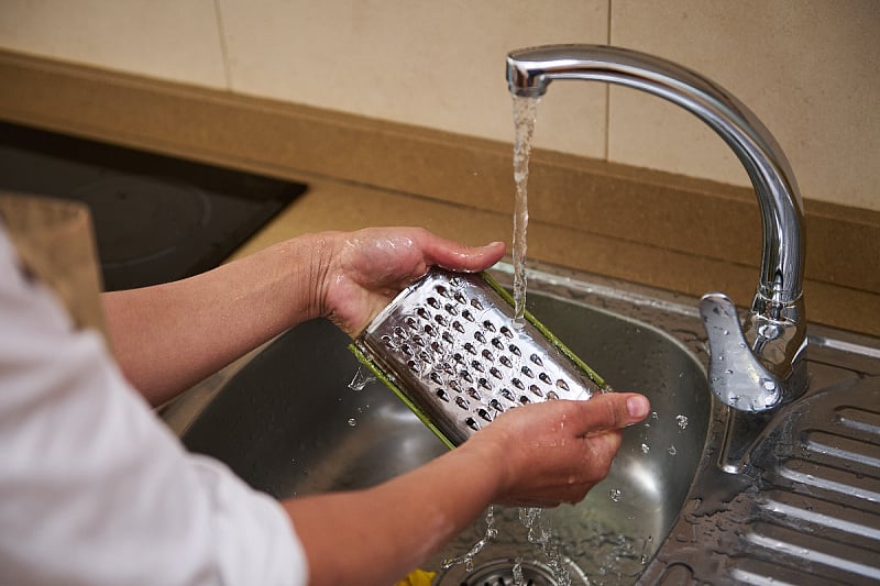 Zaboravite na tvrdokorne mrlje: Uz ovaj jednostavan trik očistite rende