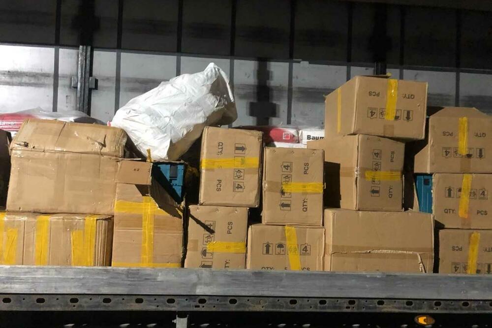 Akcija službe UIO: U Tuzli i Lukavcu oduzeta roba vrijedna 205.000 KM namijenjena internet prodaji FOTO