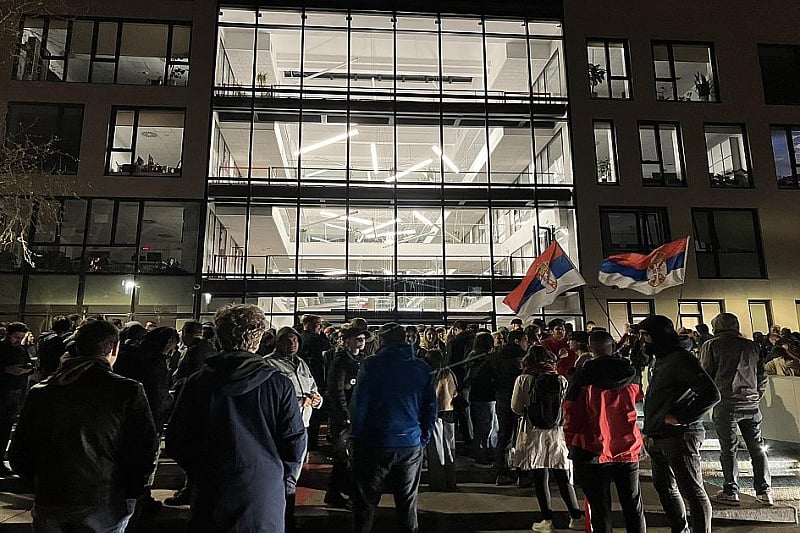 Studenti prenoćili ispred RTS-a, blokirana tri javna servisa uz poruku: “Ostajemo dok se ne ugasite”
