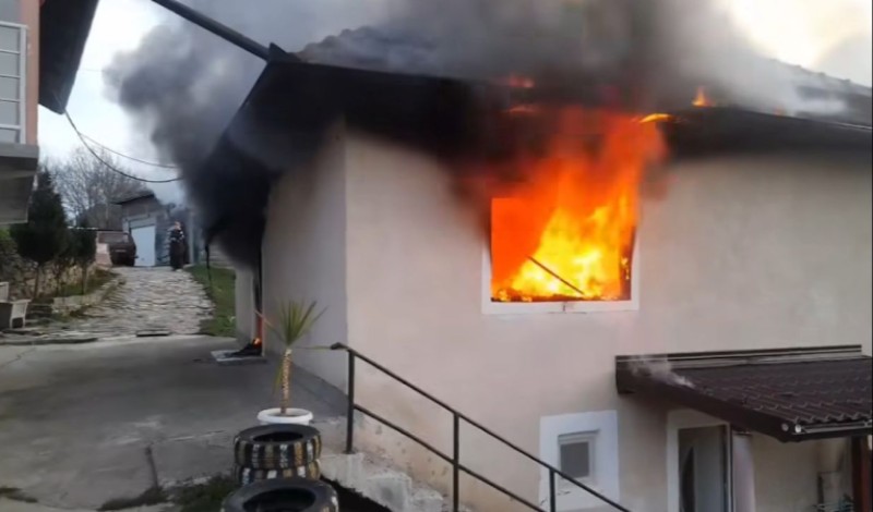Jezivo! Vatra za nekoliko minuta progutala kuću u kojoj su umalo stradale žene i djeca VIDEO