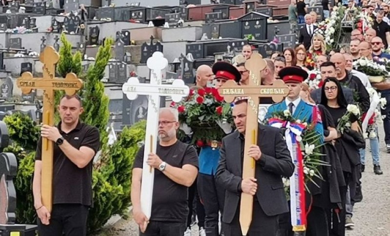 Doboj zavijen u crno! Srđan Todorović, Biljana i njihova Ana ispraćeni na vječni počinak