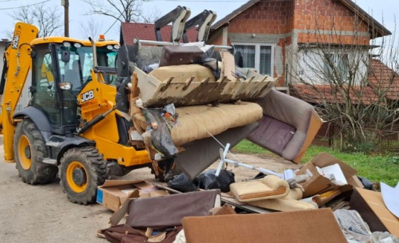 Sanacija štete nakon poplava: Uništeni namještaj odvozi se na gradsku deponiju