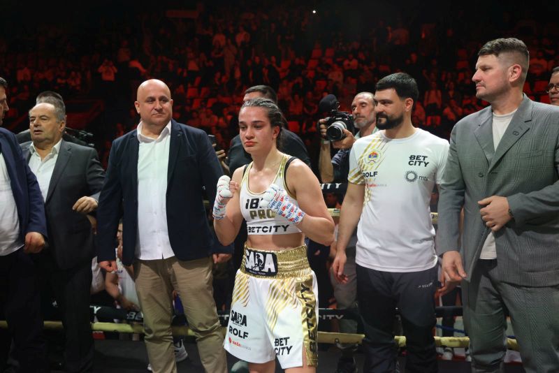 “Noć šampiona”: Sara Ćirković u Banjaluci osvojila titulu profesionalne prvakinje svijeta FOTO