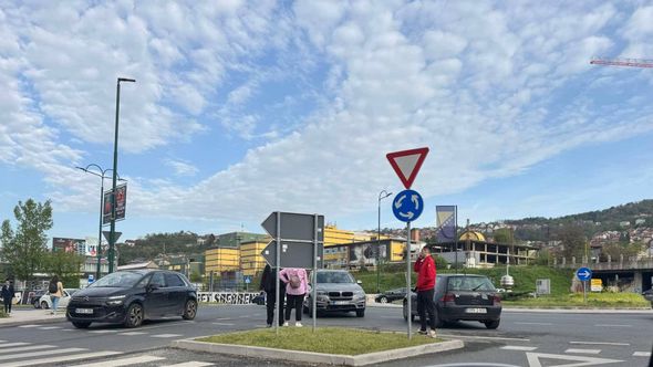 Saobraćajna nesreća u kružnom toku: Učestvovala dva vozila