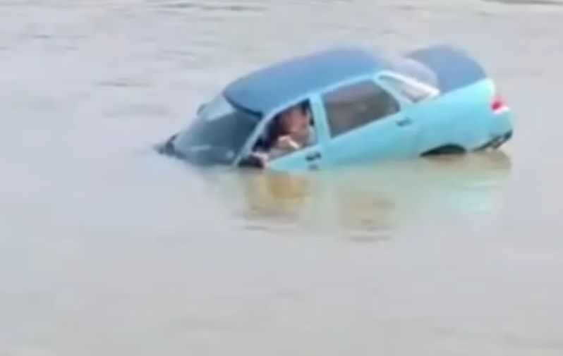 Auto na Savi tone, a u njemu čovjek koji pokušava da izađe: Jeziv snimak iz Kupinova, evo šta se navodno desilo