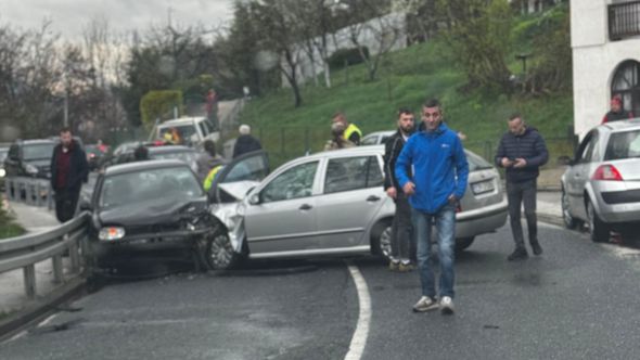 Sudar dva automobila: Ima povrijeđenih, policija na terenu