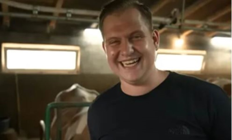 Finalista “Zvezda Granda” iz BiH pjeva kravama: Uvjeren je da zbog toga daju više mlijeka