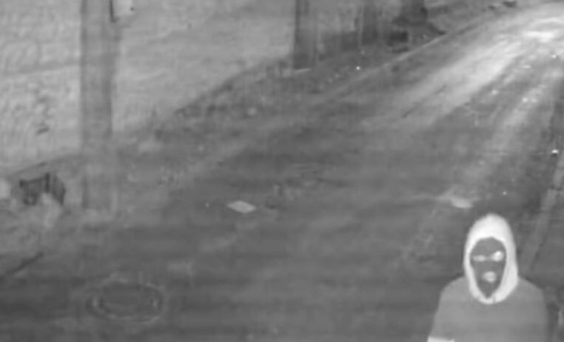 Nepoznata osoba sa fantomkom ušla u dvorište hrama: Oskrnavljena zastava na crkvi VIDEO