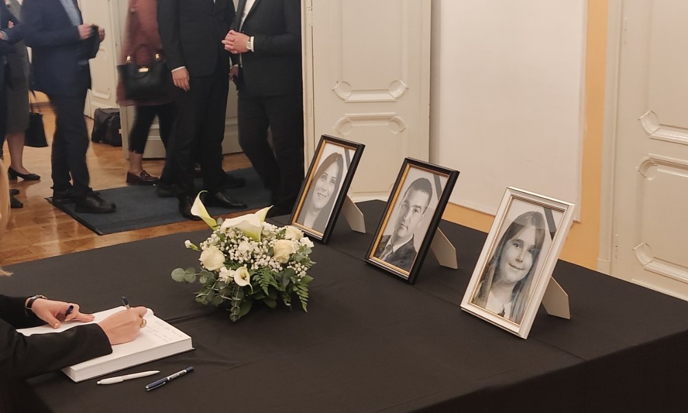 Veliki broj građana u Banskom dvoru: Komemoracija Srđanu Todoroviću, njegovoj supruzi i kćerki FOTO