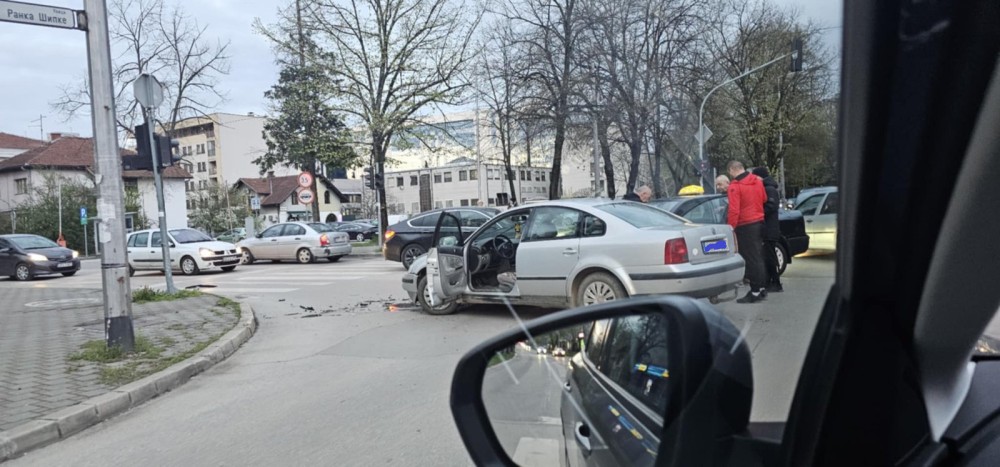 Vozači, oprez: Sudar taksi vozila i pasata u ovom dijelu Banjaluke FOTO