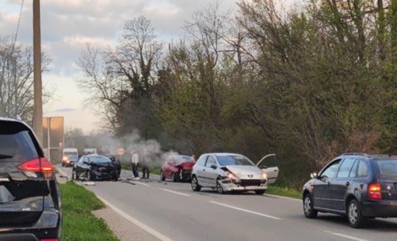 Sudar tri automobila: Teško povrijeđena dva vozača