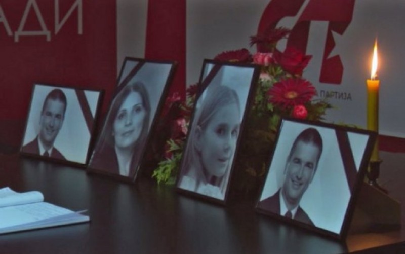 Dan žalosti u Doboju: Posljednji oproštaj od Srđana Todorovića, njegove supruge i kćerke