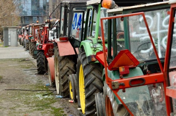 Akcija policije: Počela hapšenja osumnjičenih za uništavanje traktora 15. marta