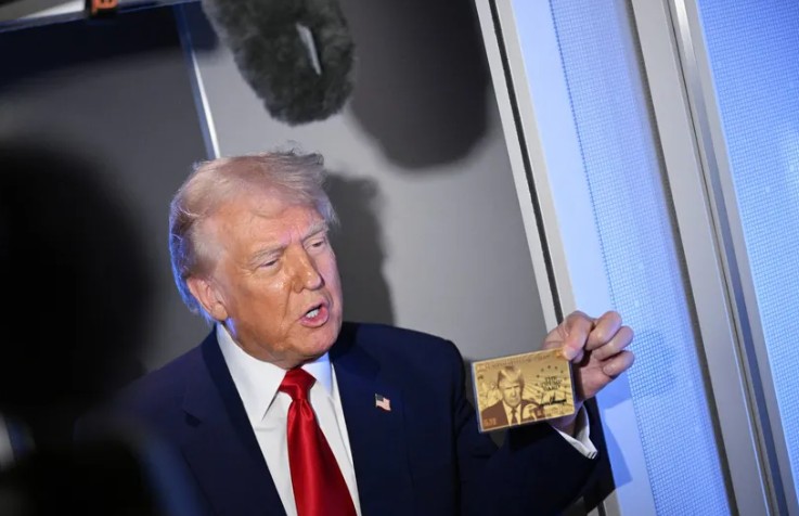 Tramp pokazao zlatnu karticu od pet miliona dolara: Еvo kome je namijenjena