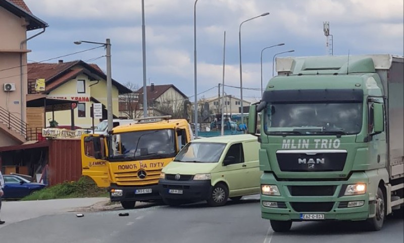 Sudar kombija i kamiona: Vozači, usporite – saobraćajka u ovom banjalučkom naselju