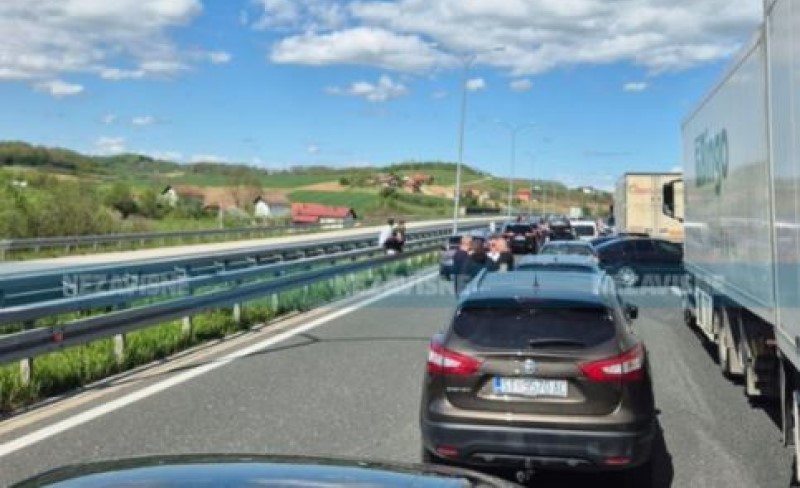 Poginuo bračni par i njihova kćerka: “Volvo” podletio pod kamion koji je stajao na putu