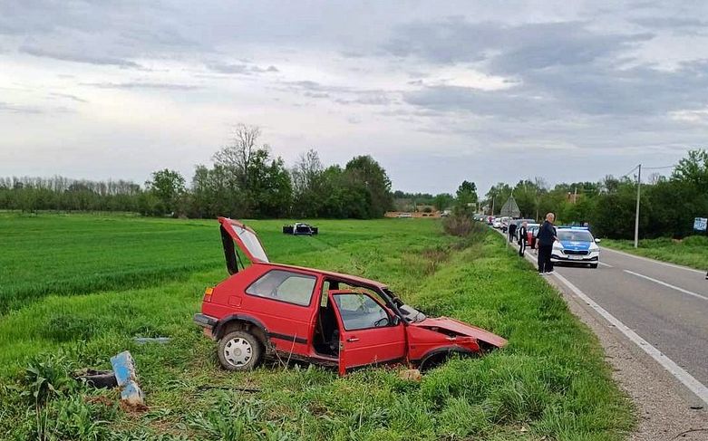 Udes kod Bijeljine: Iz jednog vozila ispao motor, drugo završilo u njivi FOTO