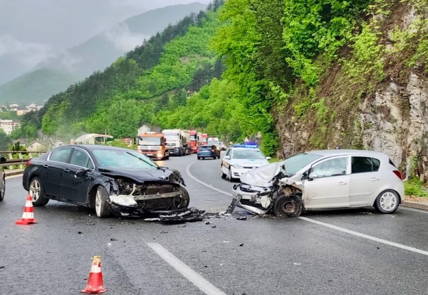 Detalji nesreće: Pet osoba povrijeđeno u sudaru dva automobila
