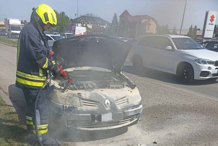 Vatrogasci intervenisali! Gorio automobil u Banjaluci FOTO