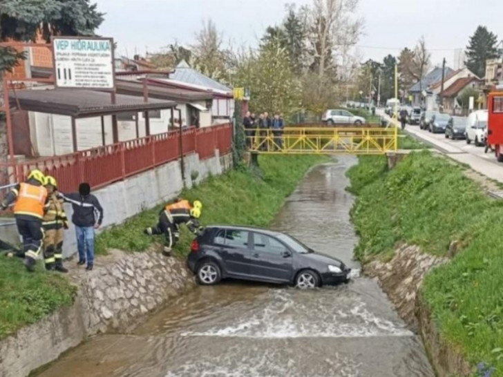 Nesvakidašnji prizor: Automobil završio u potoku