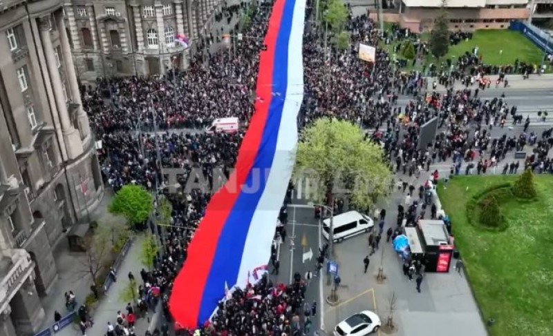 Pred skup vladajućih: Razvijena najduža zastava u istoriji Srbije VIDEO