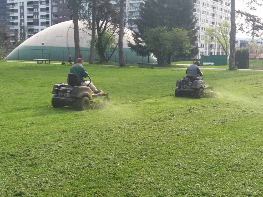 Pojačane aktivnosti na uređenju zelenila: Nastavljeno košenje i počelo popunjavanje drvoreda u Banjaluci