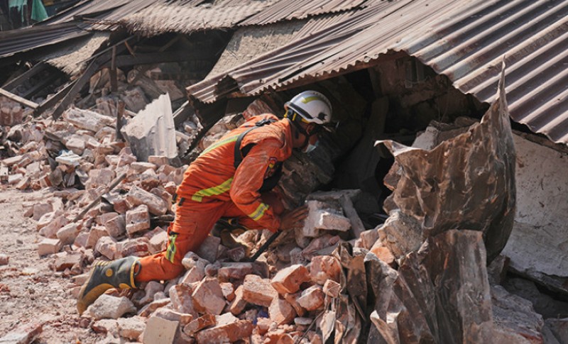 U moru tragičnih, jedna radosna vijest! Radnik spasen iz ruševina pet dana od potresa