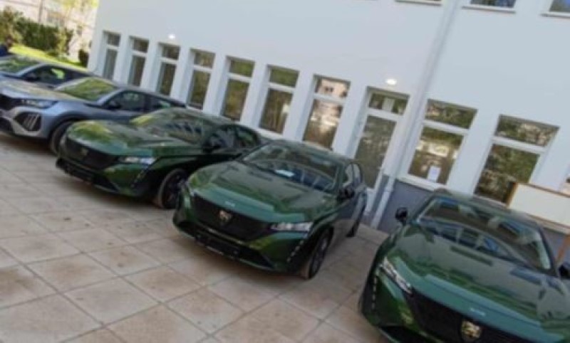 Paradoks! Dok radnici dočekuju praznike bez plata, uprava ŽRS kupila nove automobile