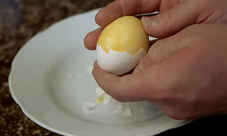 Evo kako da impresionirate goste za Vaskrs: Viralno “iznutra žuto” jaje nije teško napraviti VIDEO