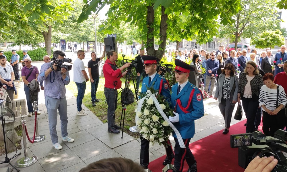 Vijenci i ruže na spomeniku “Život”: Obilježena godišnjica stradanja 12 banjalučkih zvjezdica FOTO/VIDEO