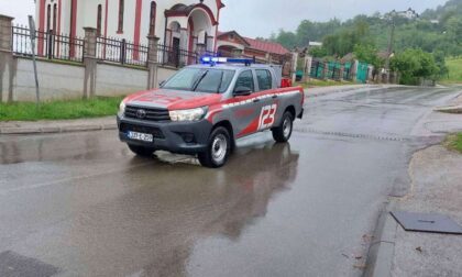 Banjalučki vatrogasci imali posla: Izvlačili automobil iz potoka