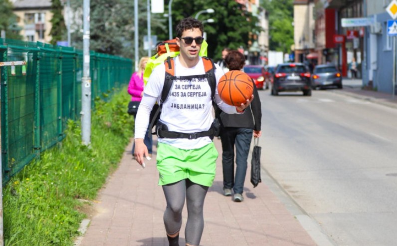 Banjalučanin ne odustaje: Aleksa prešao pola puta do Beograda driblajući loptu