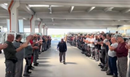 Aplauz, suze i zagrljaji: Dirljiv ispraćaj u penziju Asima iz Brčkog VIDEO