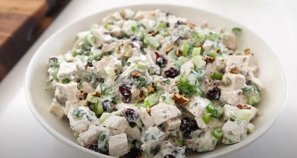 Jednostavna za pripremu: Ćureća salata sa orasima i mladim lukom