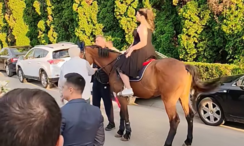 Spektakl u dolasku: Dunja na proslavu mature stigla jašući konja VIDEO