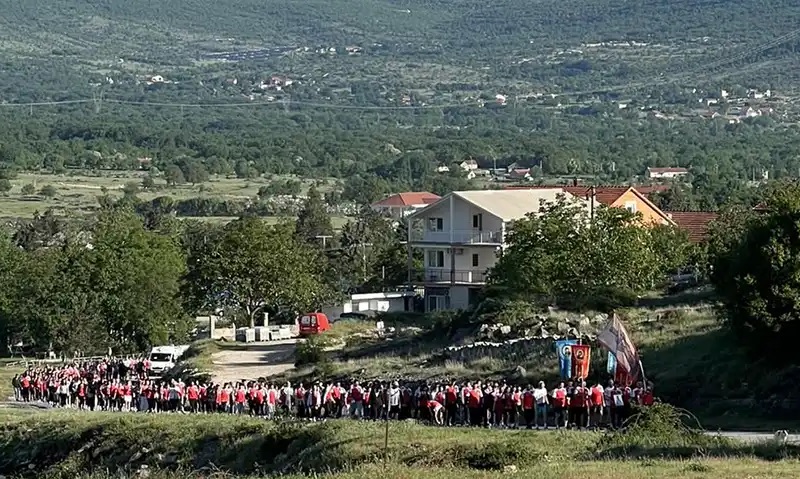 Oko 400 vjernika: Bilećani krenuli na tradicionalno hodočašće do manastira Ostrog
