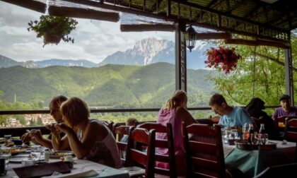 Pljačka ispred restorana u Jablanici: Iz vozila ukrali pasoše, kartice, kofere