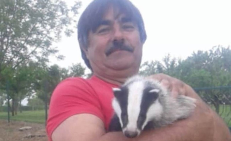 Miroljub ima jazavca kao kućnog ljubimca! Ulazi u kuću i jedu iz istog tanjira: “Postali smo pravi prijatelji”