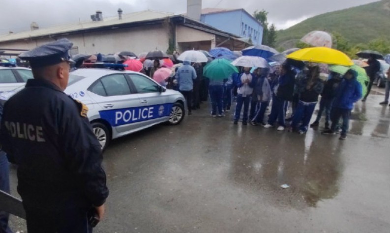 Policija blokira ulaz: Srbi na Kosmetu protestuju zbog uzurpiranja sportske hale