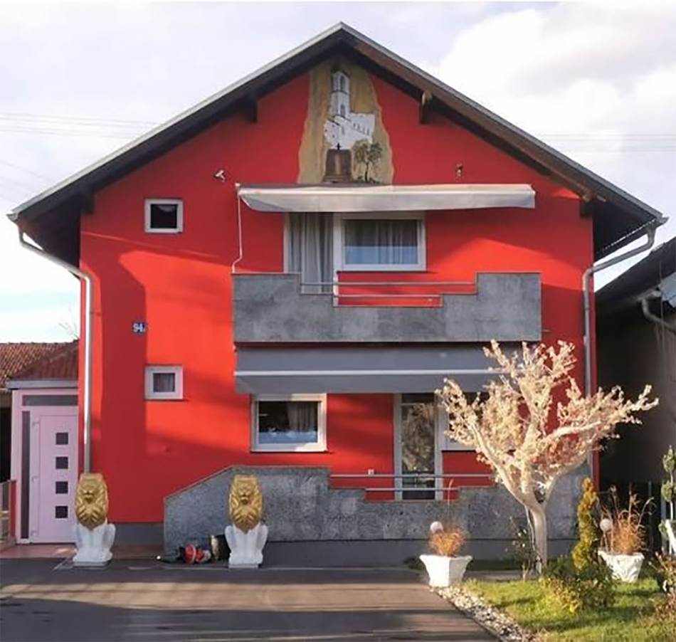 Gastarbajterska kuća u Gradišci postala hit: Na njoj zlatni mural Ostroga, a čuvaju je dva zlatna lava