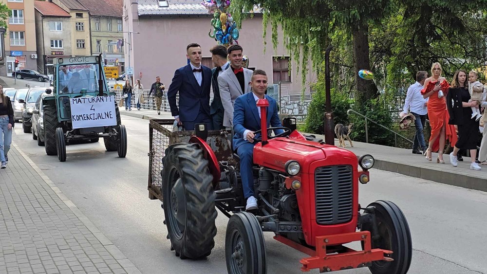 Iznenadili sve prisutne: Maturanti na matursko veče stigli traktorima FOTO