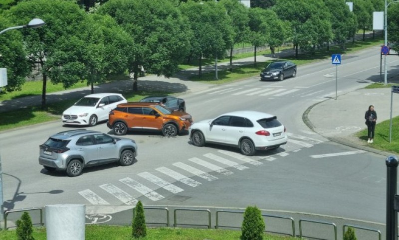 Zbog nesreće usporen saobraćaj: Sudar tri automobila u ovom dijelu Banjaluke FOTO
