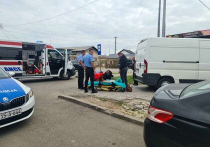 Nesreća u Trnu: Kombi udario ženu, hitna na mjestu udesa