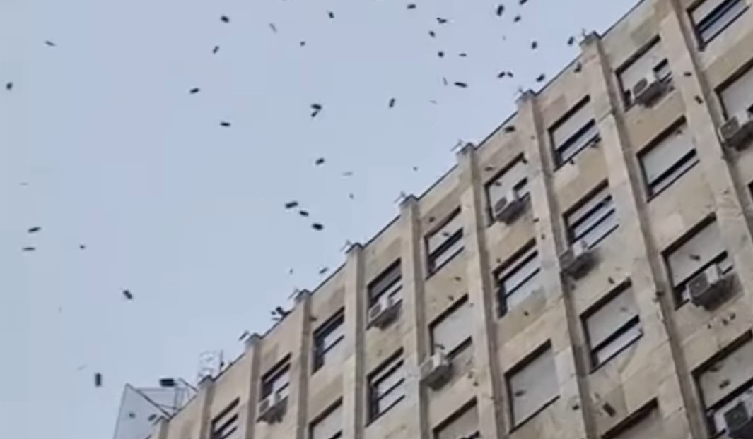 Neobičan prizor: U centru Beograda novčanice “padale sa neba” VIDEO