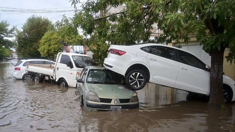 Vatrogasci spasili 15 osoba: Ostali zaglavljeni u vozilima zbog poplava