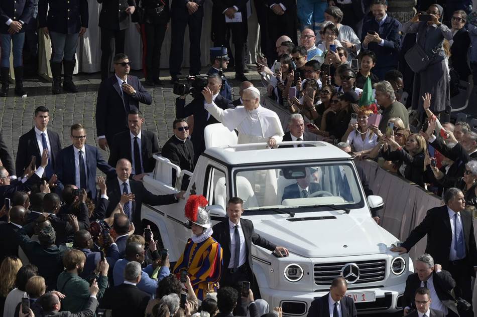 Otkriven novi “papamobil”: Papa se opredijelio za moderno, efikasno i tehnološki napredno vozilo