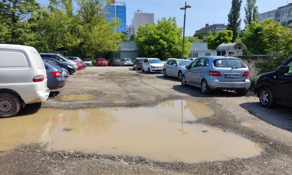 Blato, lokve i prašina “krase” centar Banjaluke: Šta bi sa izgradnjom parkinga na Paskolinoj ciglani FOTO