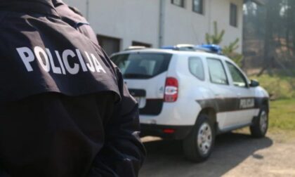 Porodični horor: Otac nasrnuo nožem na gosta, kćerku posjekao dok ga je branila
