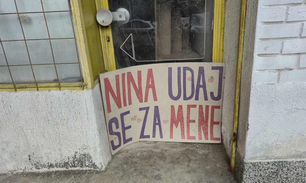 Da li se Nina već udala ili mladoženja još čeka odgovor: Ovako izgleda “ulična prosidba” u Banjaluci FOTO