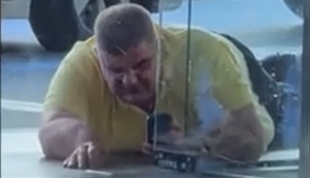 Drama u Zagrebu: Saša Mirković leži ispred hotela nakon tuče VIDEO